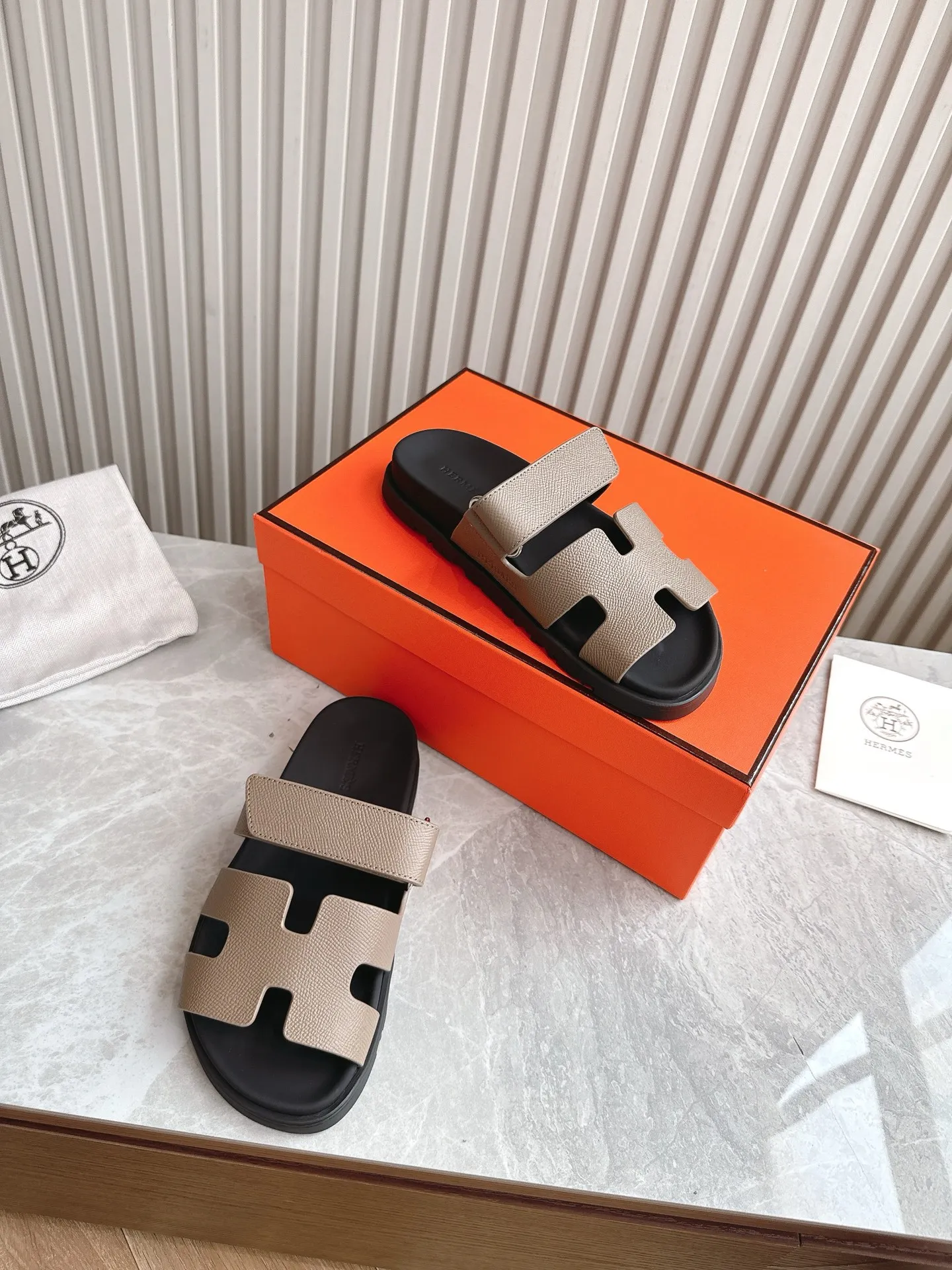 p480🐮🐮Couple model (top version) H family 2024 spring and summer new style HERMES Hermes' recently popular couple model pig nose angle sandals and slippers, paired with various colorful socks, popular. Upper: imported original deerskin (the genuine leather edging is not ordinary super migration). Lining: imported genuine leather. Outsole: Tpu non-slip and wear-resistant outsole. Size: Female 35-42 (40/42 non-returnable and non-exchangeable) Male size: 39-45 (45 non-refundable and non-exchangeable)
